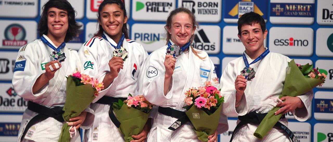 Julia Figueroa, la primera por la derecha, con la medalla de bronce en el Europeo de Bulgaria.