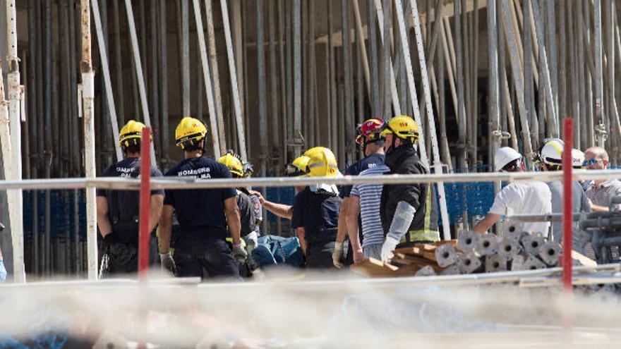 Feuerwehrleute versuchen eines der Opfer im September 2015 zu bergen.