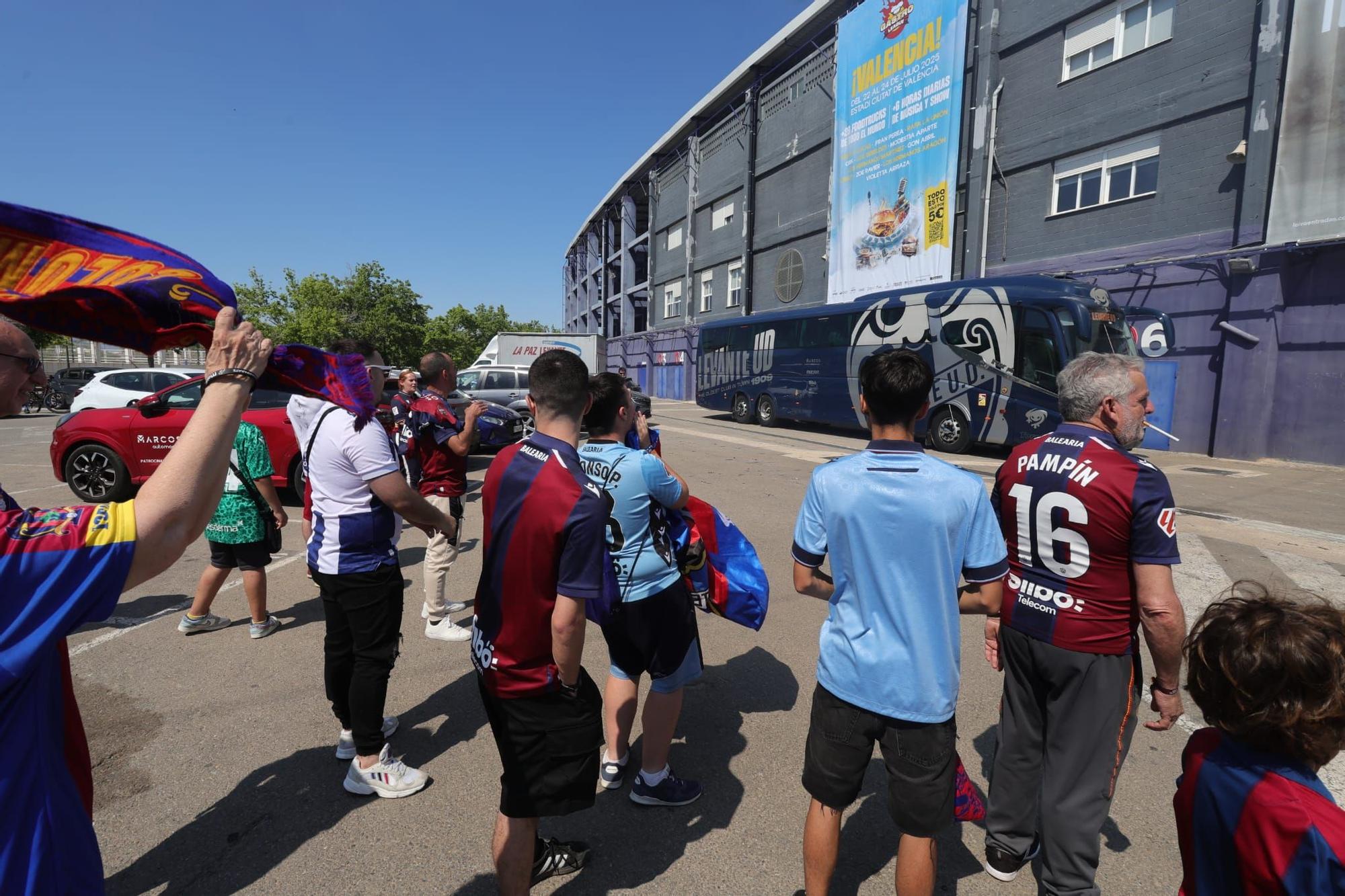 Algunos aficionados desean suerte al Levante UD antes de viajar a Buegos