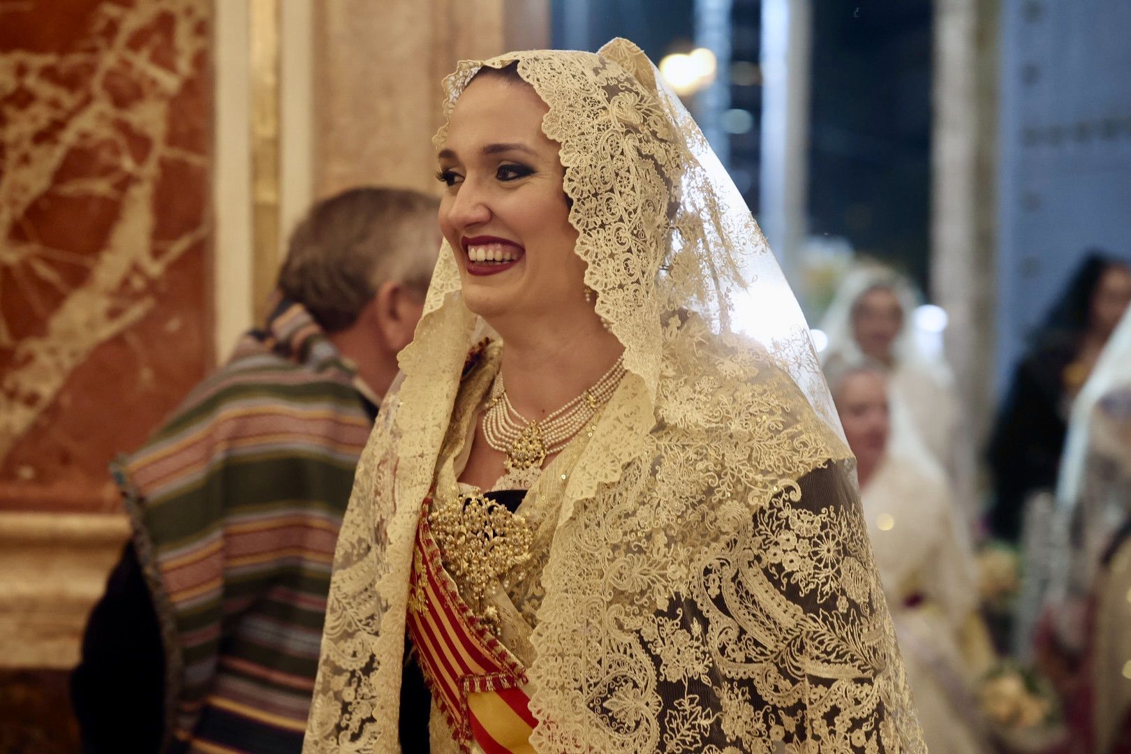 Laura Mengó y su corte coronan la ofrenda a la Virgen