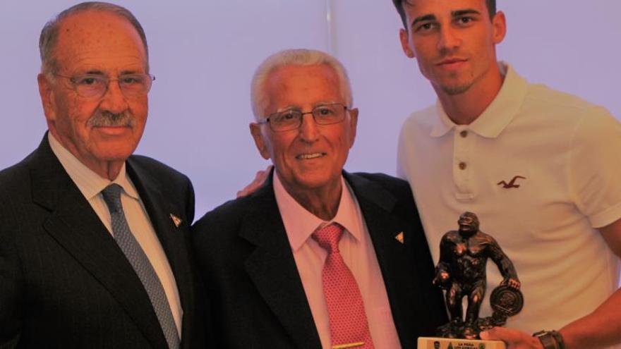 Salinas recibe el trofeo de la Peña de los Gorilas