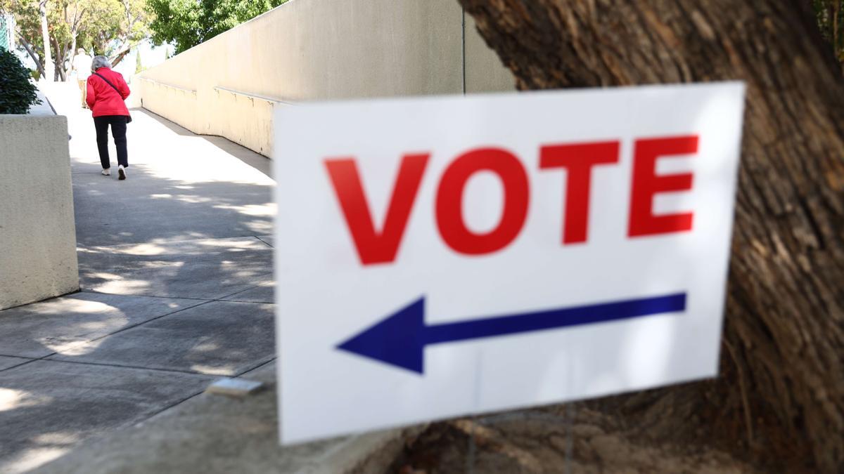 Un cartel indica el lugar de votación anticipada para las elecciones legislativas de medio mandato en Santa Ana, California, el pasado 27 de octubre.