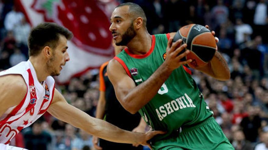 Adam Hanga, del Baskonia, es presionado por un contrario.