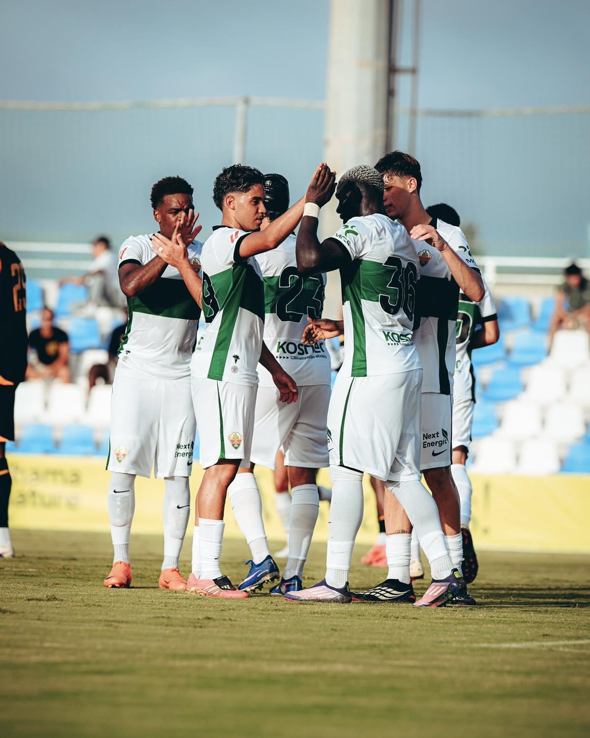Umaru, felicitado por su compañeros tras marcar su primer gol con el Elche
