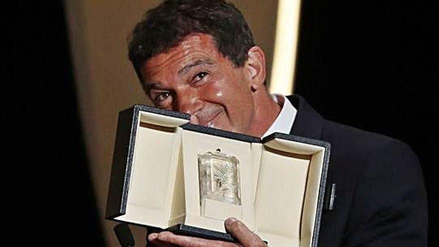 Antonio Banderas muestra emocionado su galardón, el pasado sábado, en Cannes.