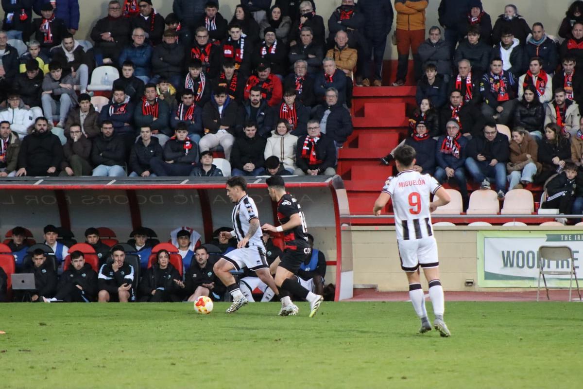 Marcos Montero pelea un balón en el centro del campo local.