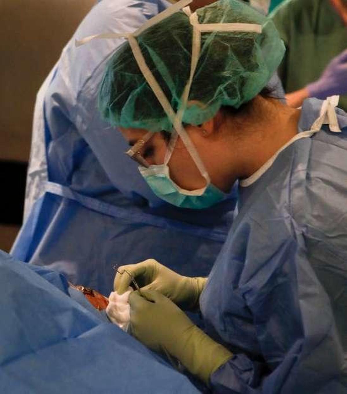 Intervención quirúrgica en el Hospital de Cabueñes (Gijón).