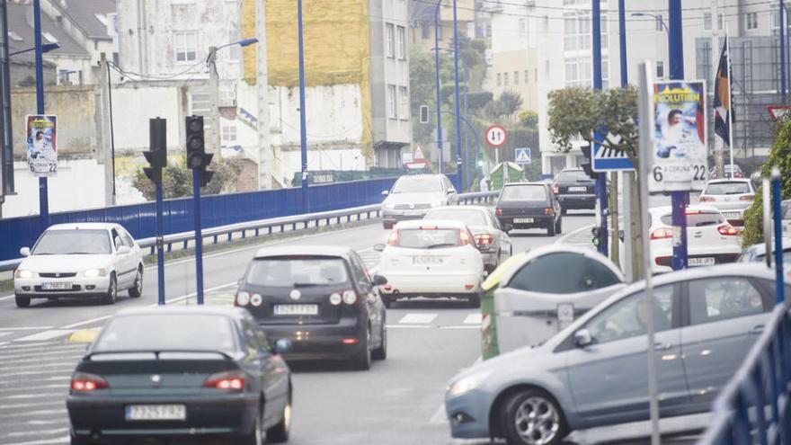 Vehículos en la avenida de Fonteculler, en el ayuntamiento de Culleredo.