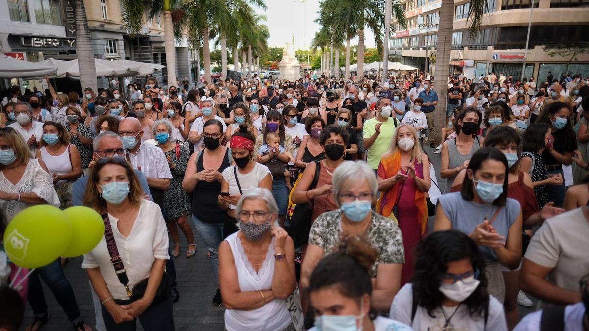 Niñas de Tenerife: Concentración contra la violencia machista en Santa Cruz