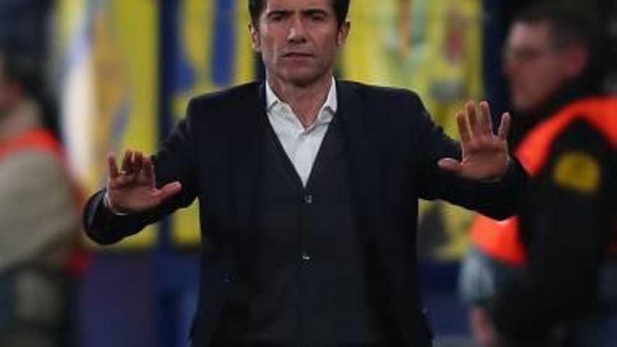 Marcelino García Toral reclama calma a sus jugadores.