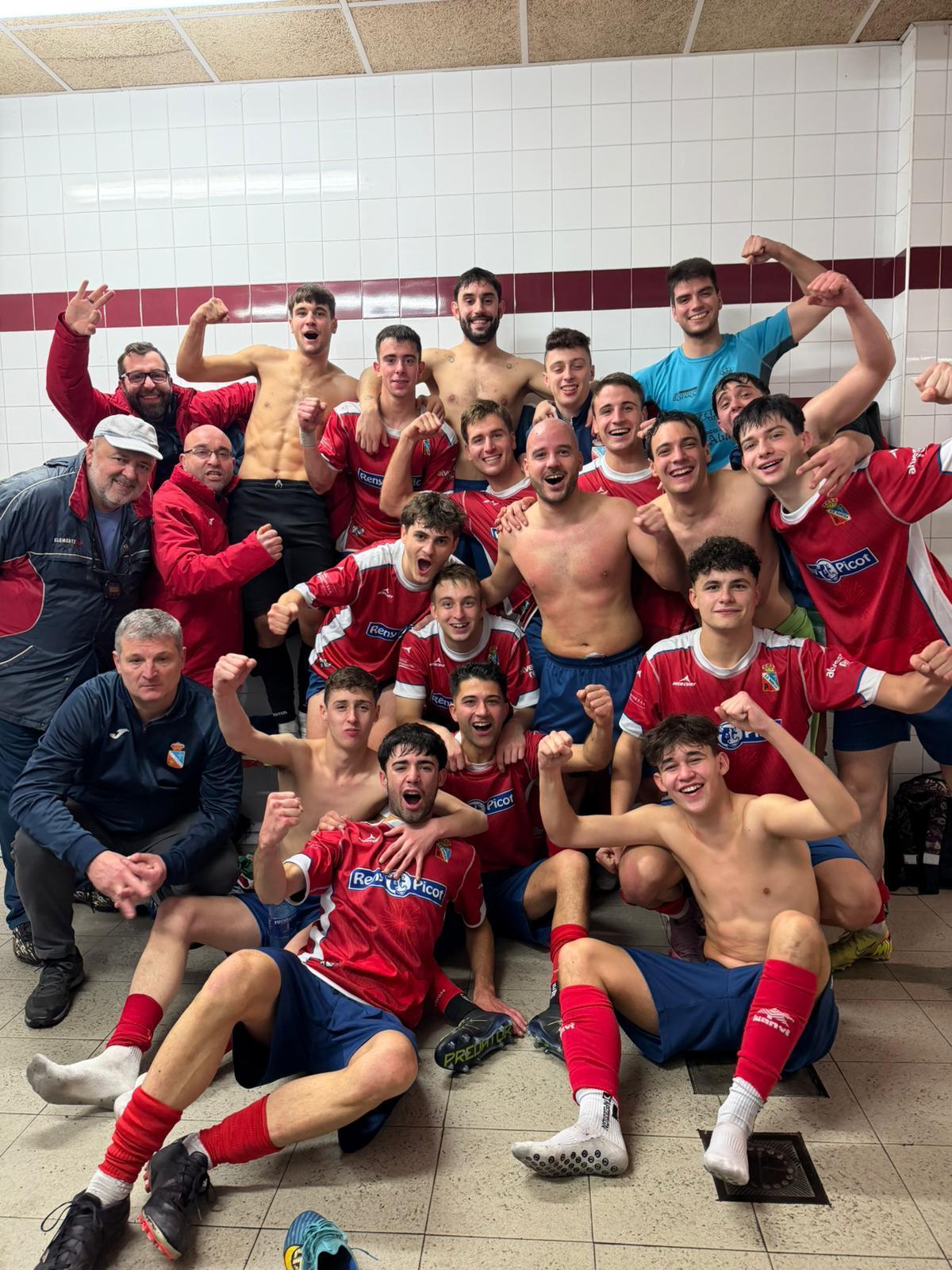 Los futbolistas del Narcea celebrando la victoria en el vestuario.
