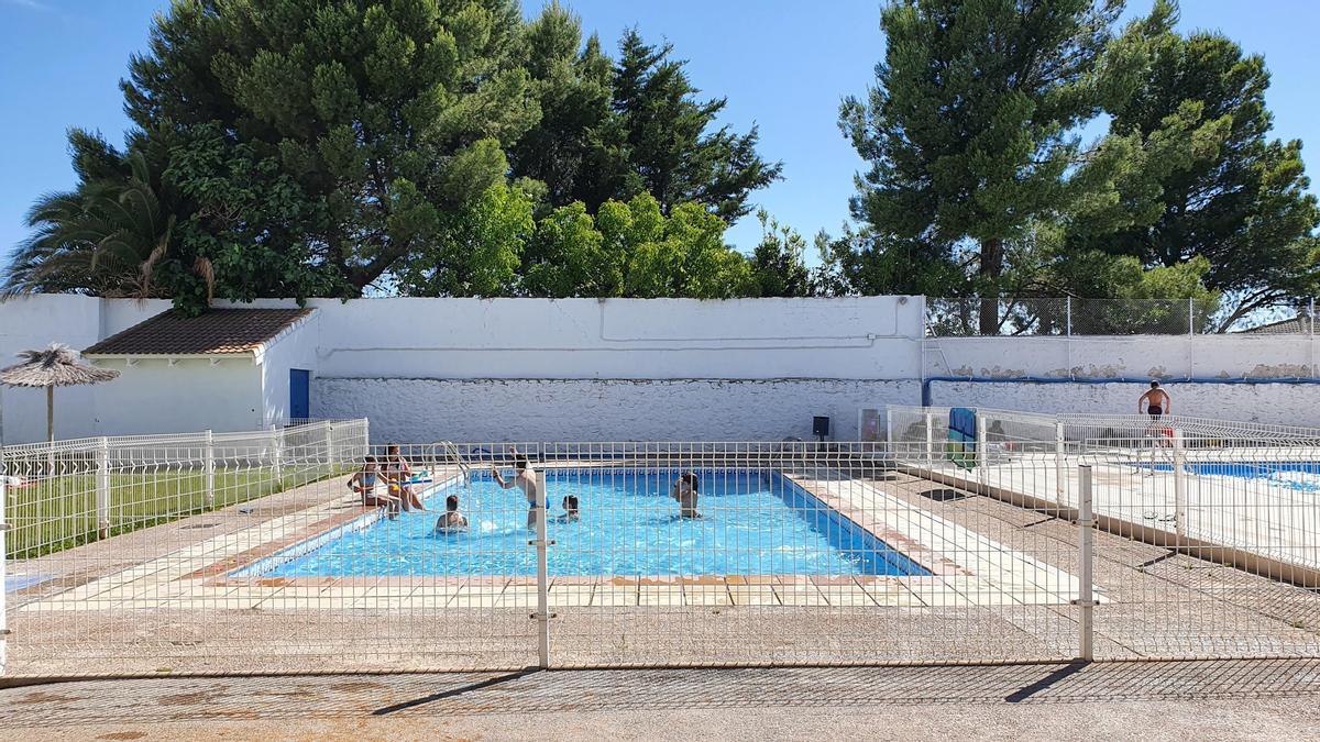 El ayuntamiento sustituyó el revestimiento de la piscina infantil.