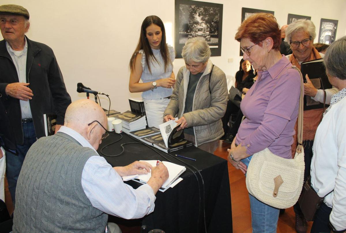 Tomeu Martí firma libros a varias vecinas de Binissalem.