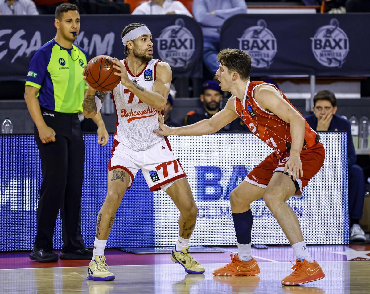 Hunter Hale, el millor del seu equip a Manresa, davant d'un Hugo Benítez que és baixa per al partit