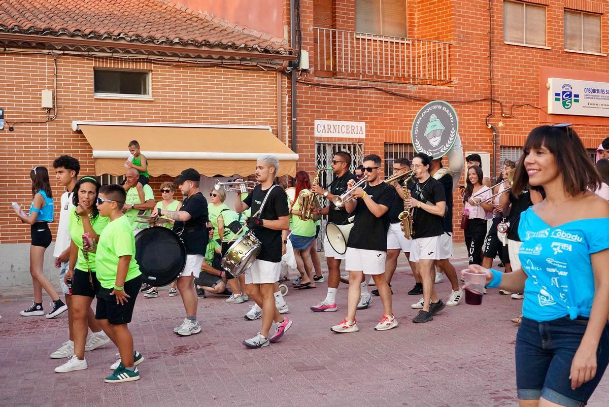 GALERÍA | Las peñas inundan Villaralbo de alegría y color