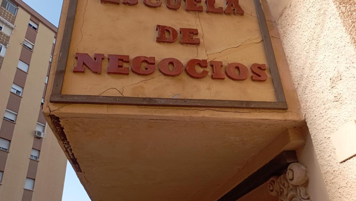 El estado del dintel de gran tamaño de esta puerta, en Virgen de Belén, también preocupa por posibles desprendimientos.