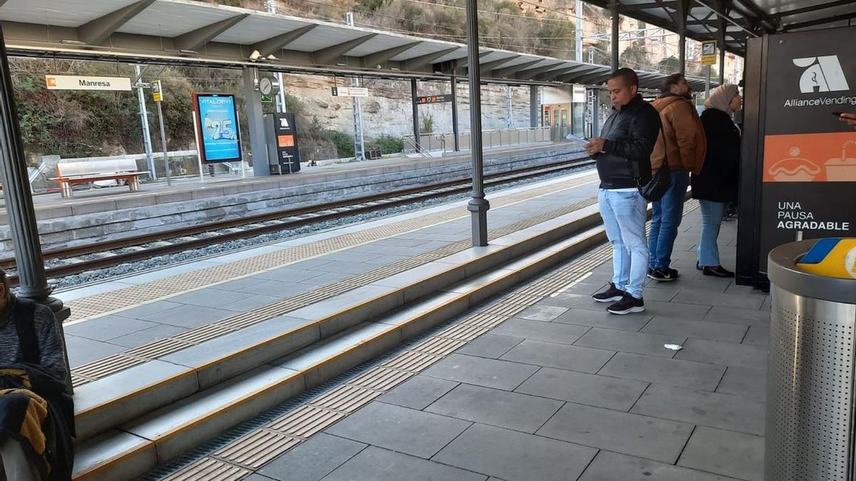 Usuaris esperant un tren que no arribava dimarts passat