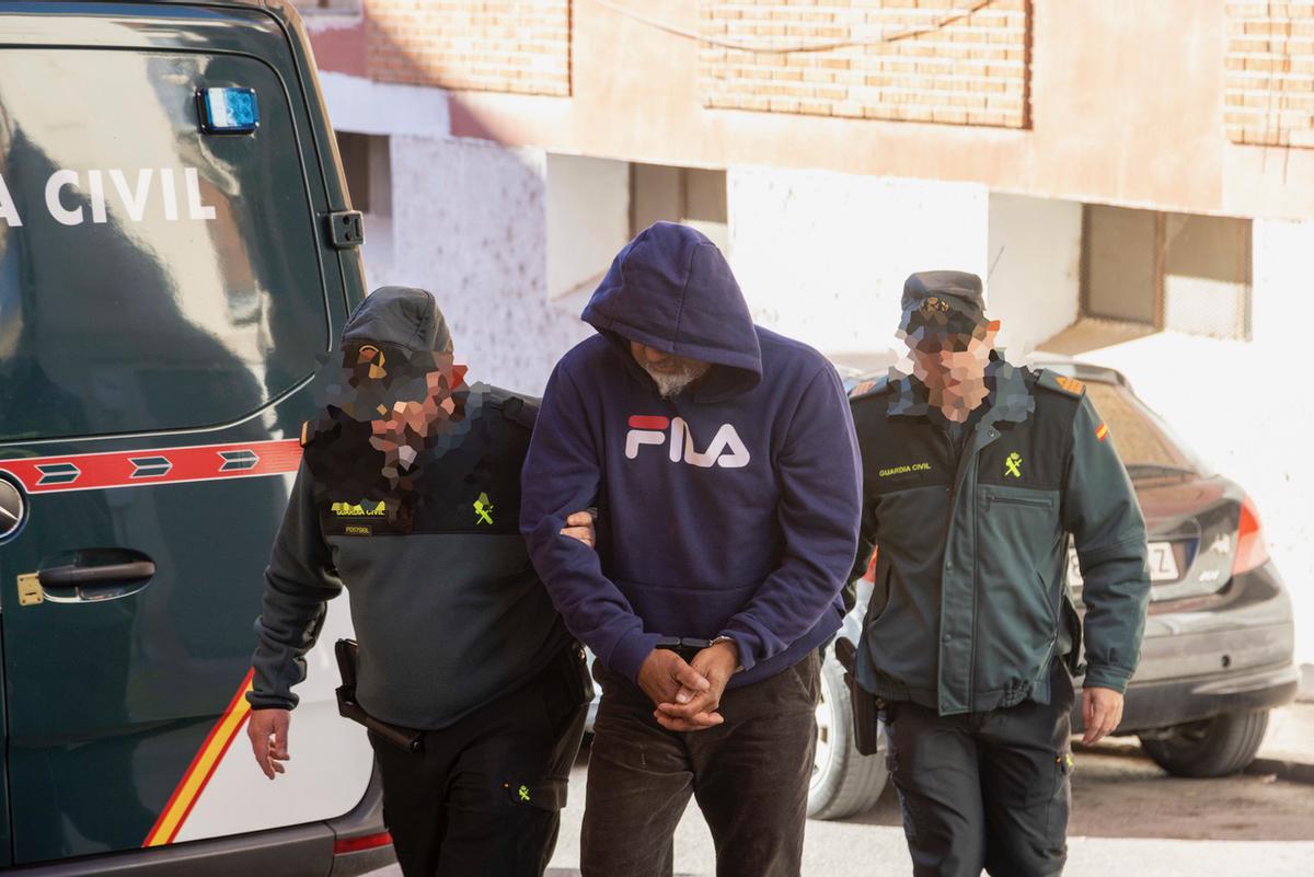 Uno de los detenidos en la nave de Cehegín (Murcia) con 1.300 kilos de cocaína, es escoltado por la Guardia Civil en el juzgado de Caravaca de la Cruz.