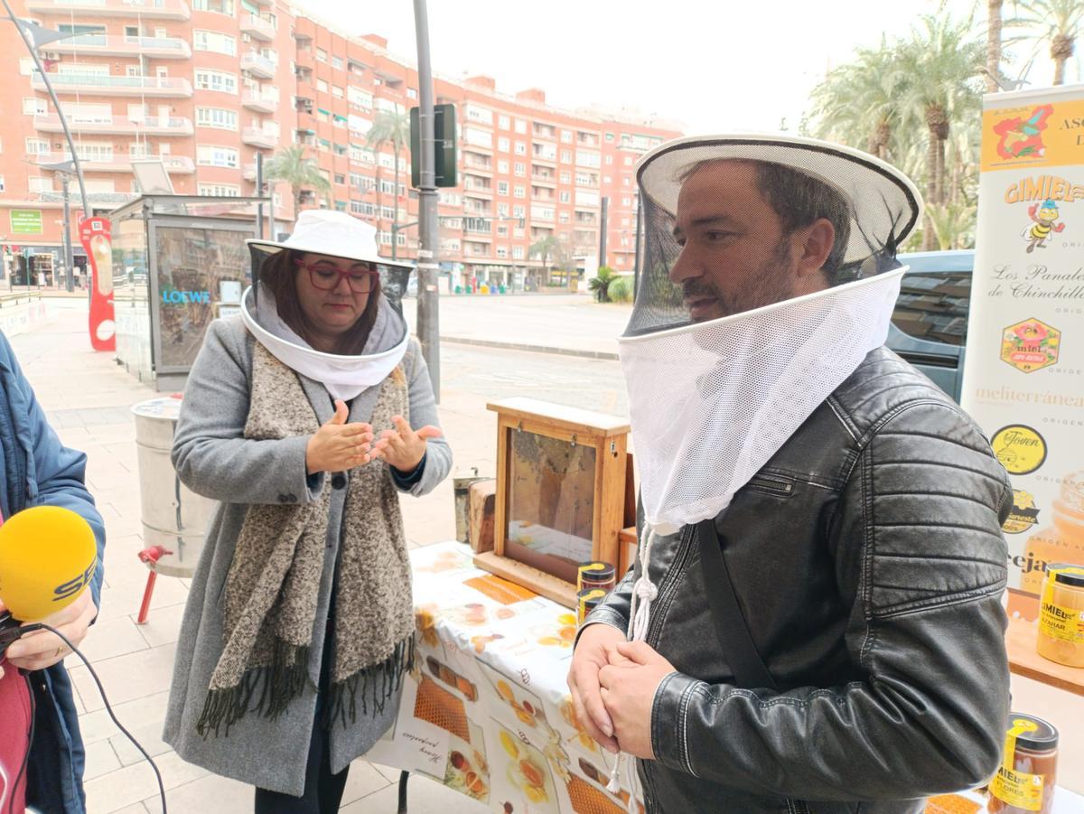 Ginés Alvarado y Elena Esteban, este martes en la plaza Circular de Murcia.