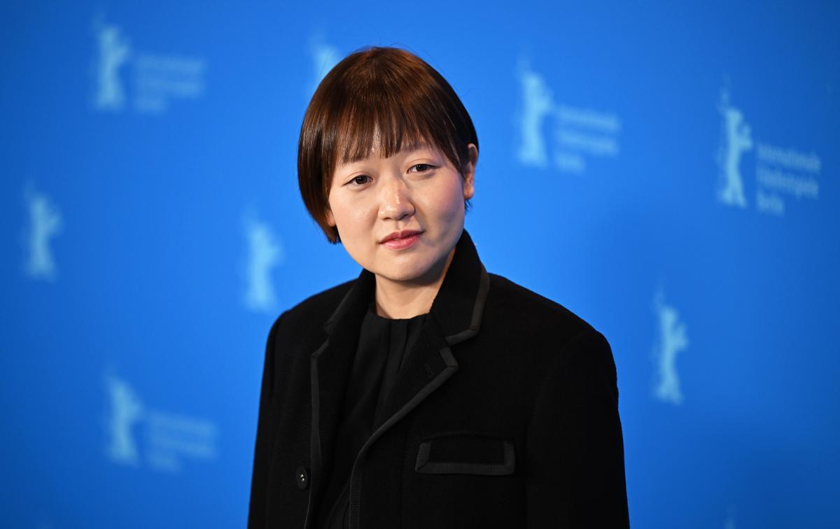 Celine Song posa en la sesión de fotos de la película 'Vidas pasadas' durante el 73 Festival Internacional de Cine de Berlín (Berlinale).