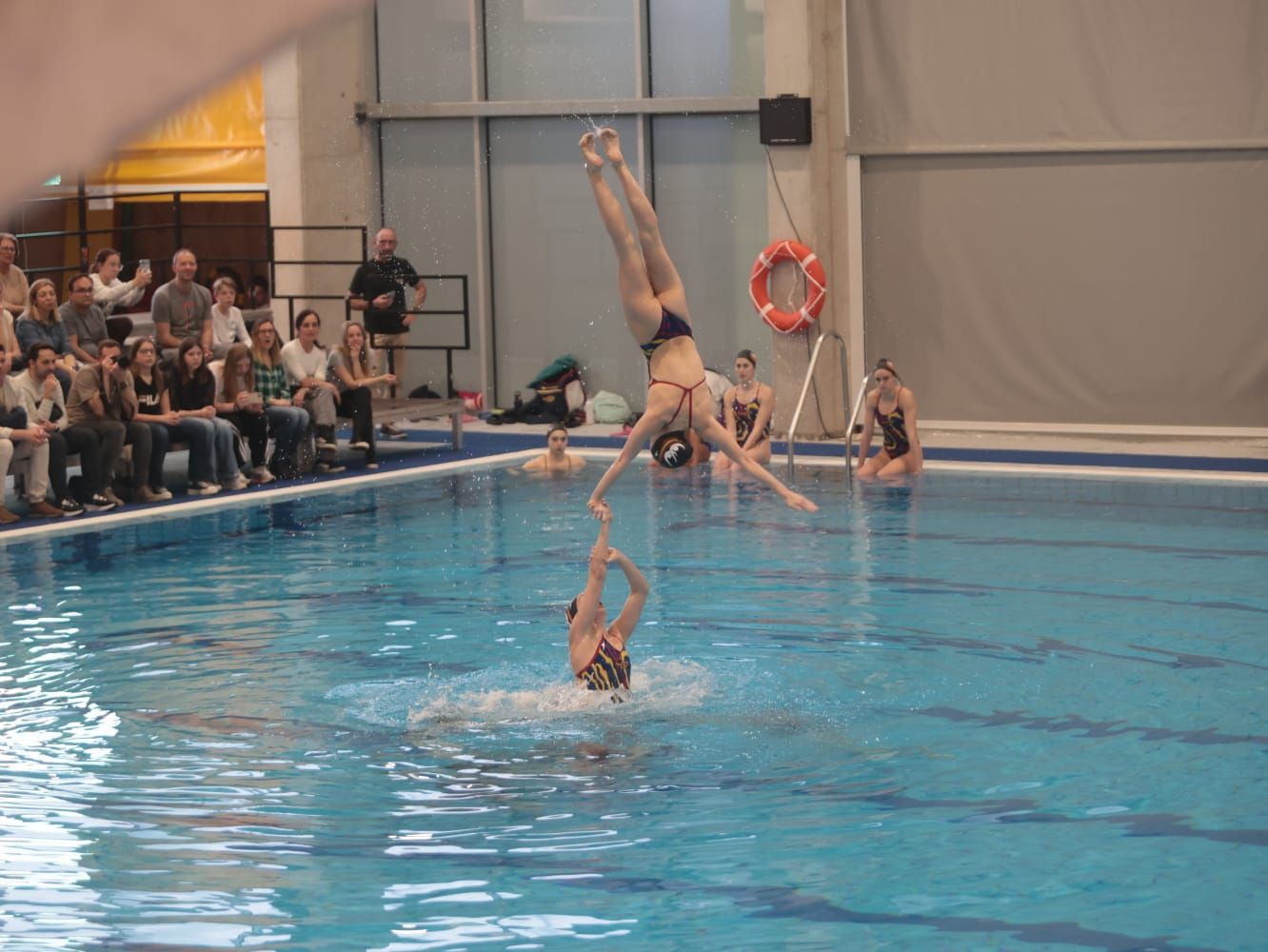 Exhibición solidaria por la dana del equipo español de natación artística