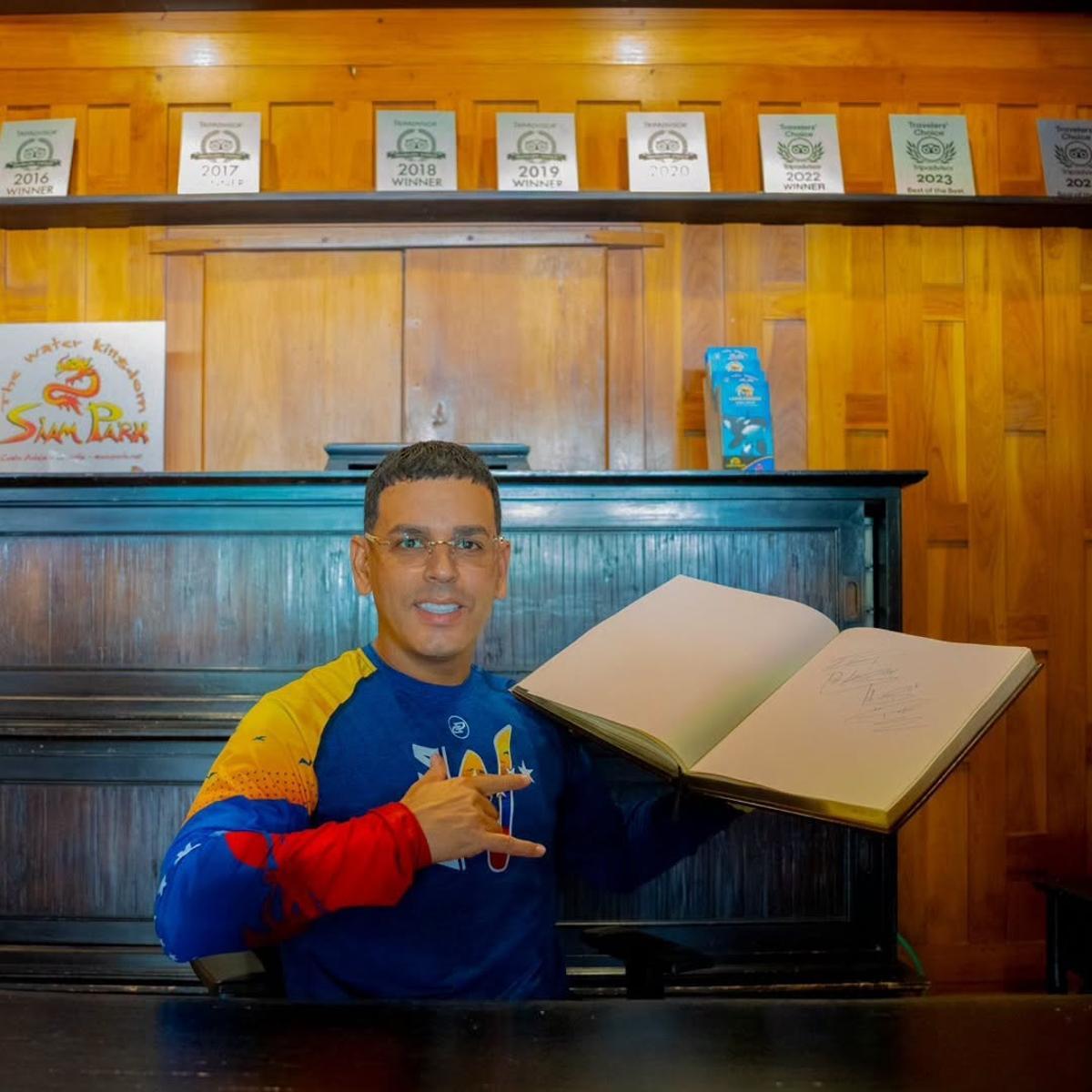 Tito El Bambino con el libro de visitas de Siam Park en la mano.