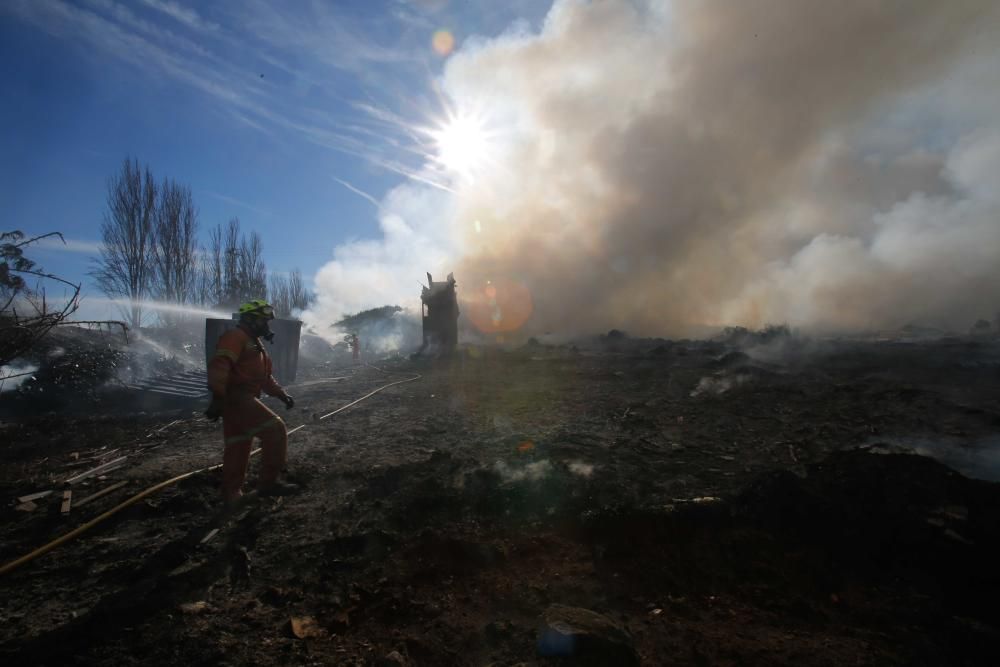 Gran incendio en una planta abandonada de reciclaje en Sollana