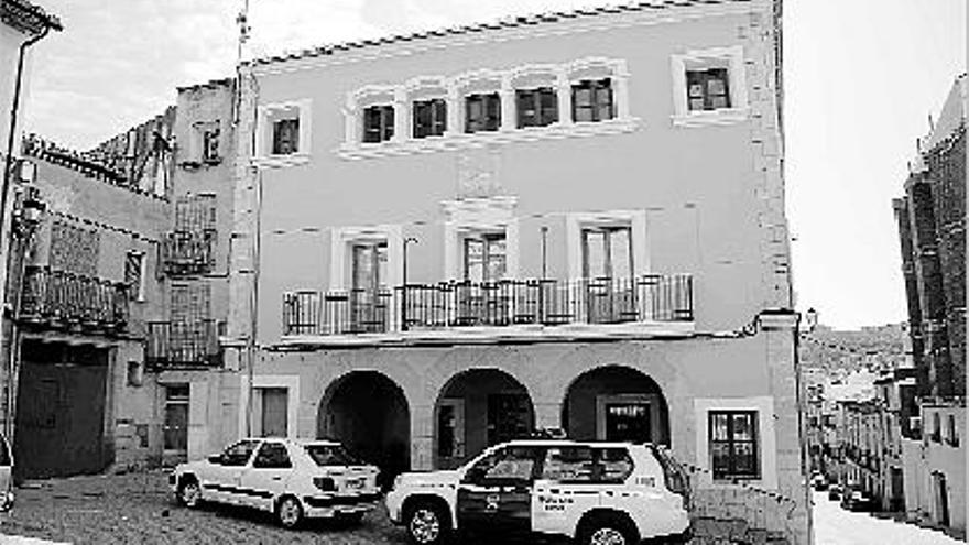 El Ayuntamiento de Albocàsser cuenta con Juzgado de Paz.