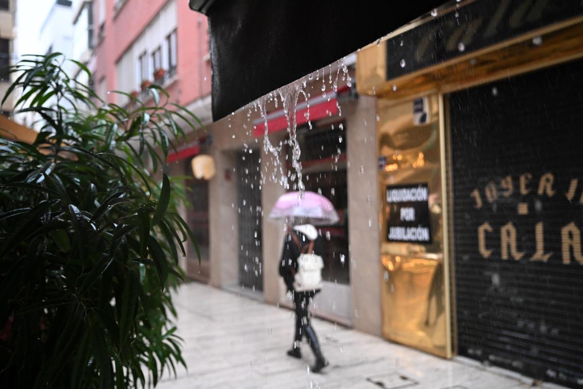 La lluvia fue intensa en toda la ciudad de Elche, también en el centro, a primera hora de este martes