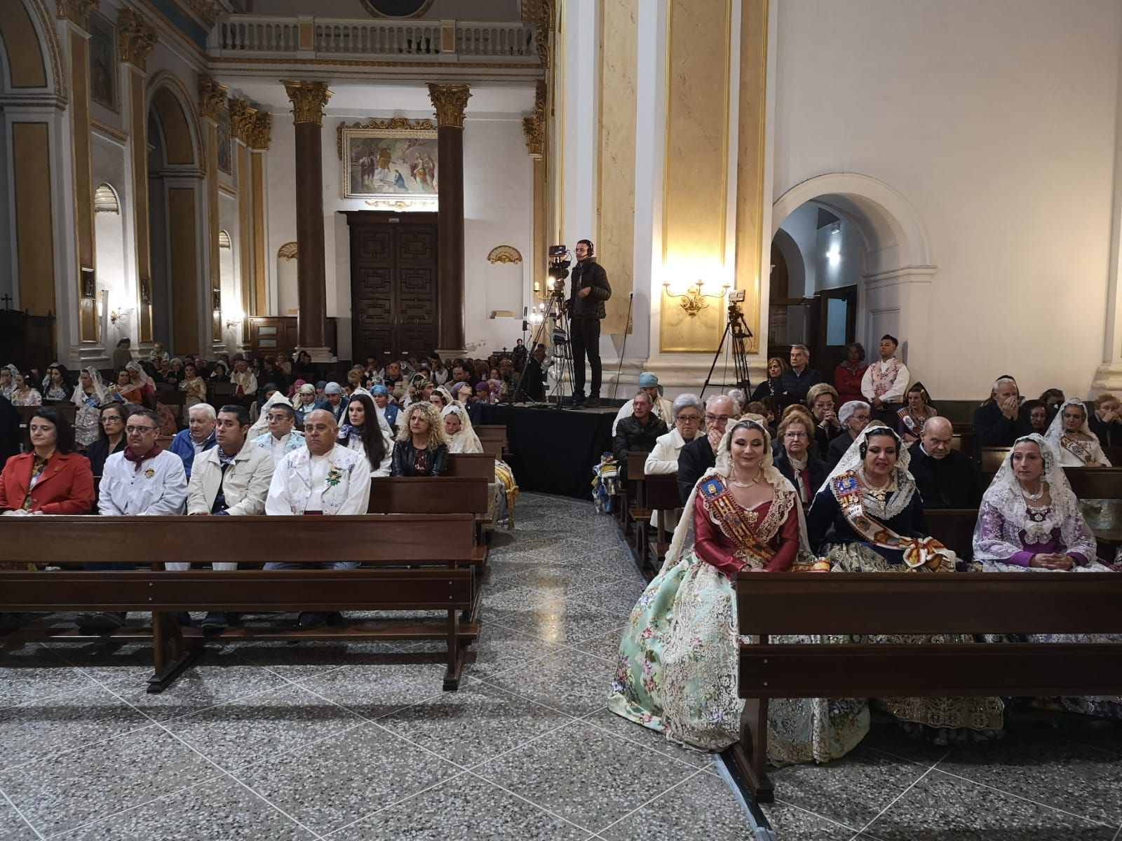 Las seis comisiones de Riba-roja de Túria celebran la Ofrenda a la Mare de Déu dels Desamparats