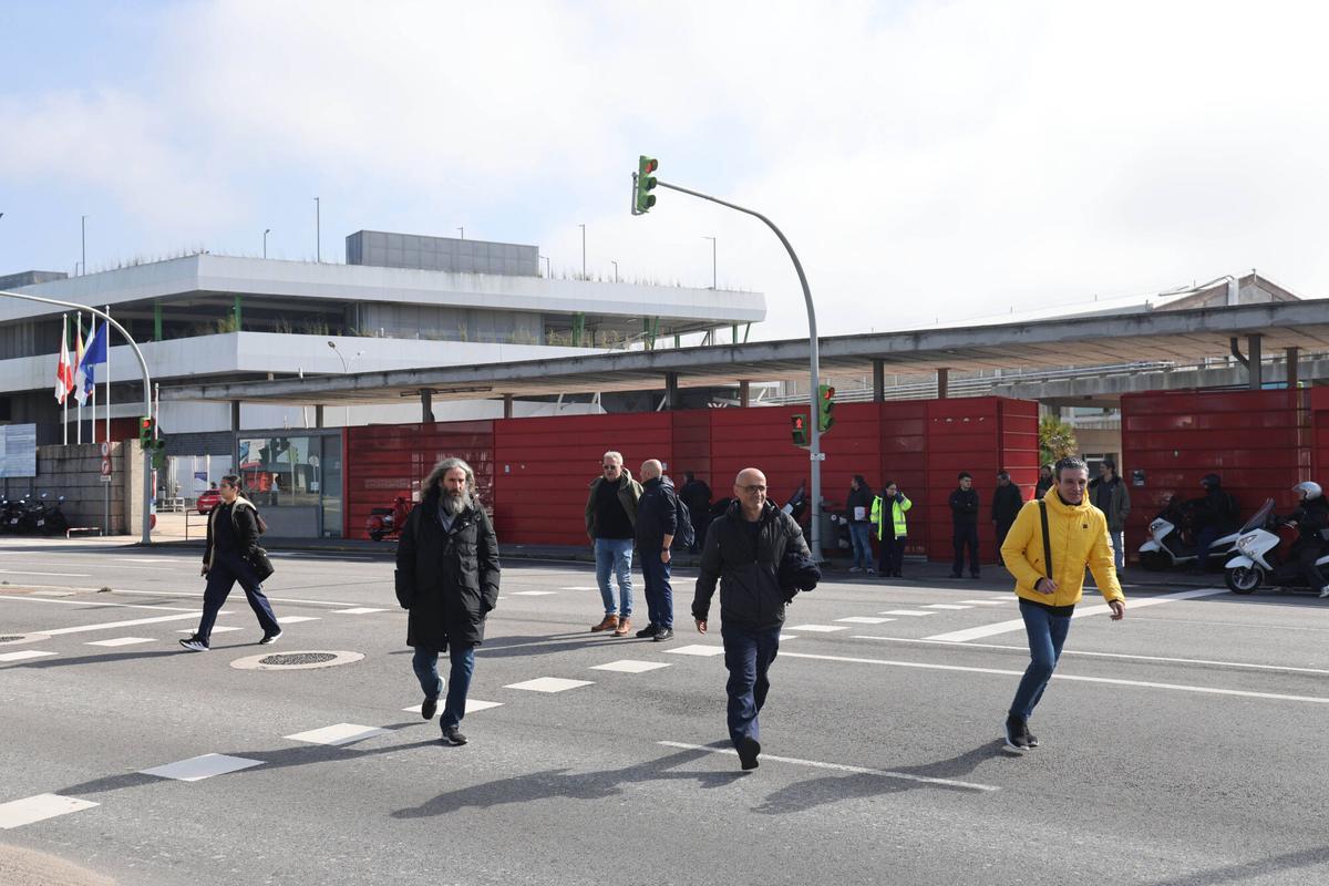 Cambio de turno de los trabajadores de Stellantis Vigo en su factoría de Balaídos.