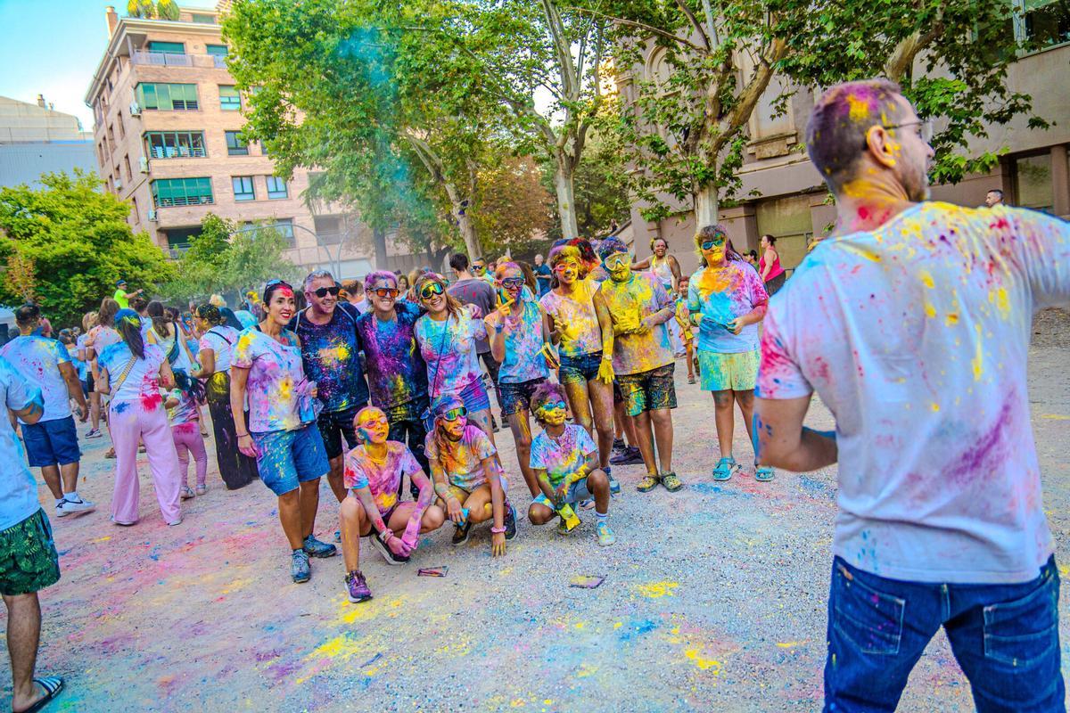 La festa Holi omple de colors els Jardins del Casino de Manresa La festa Holi omple de colors els Jardins del Casino de Manresa