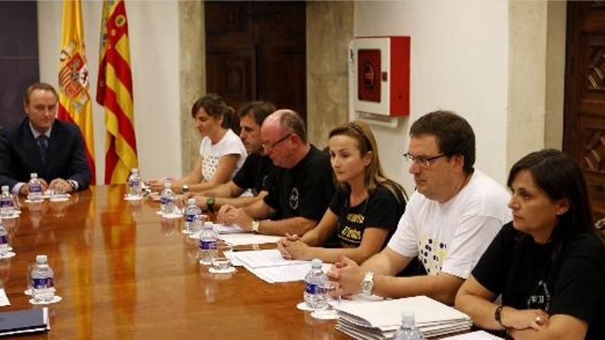 Alberto Fabra sentó a su izquierda a las familias de las víctimas, con la presidenta Beatriz Garrote al frente.
