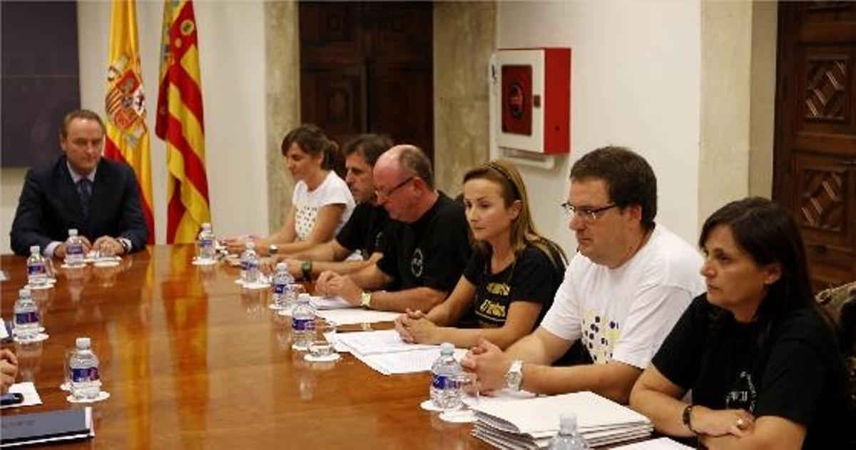 Alberto Fabra sentó a su izquierda a las familias de las víctimas, con la presidenta Beatriz Garrote al frente.