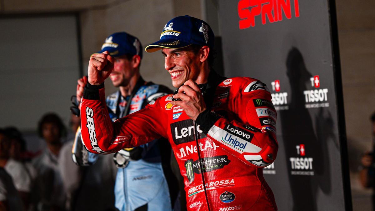 Marc Márquez canta victoria, ayer, tras ganar la prueba al 'sprint' de Catar.