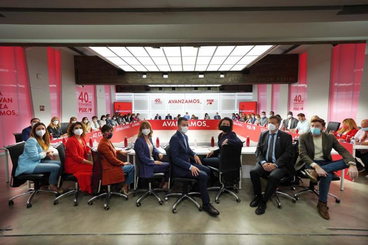 El secretario general del PSOE y presidente del Gobierno, Pedro Sánchez, durante la primera reunión de la nueva comisión ejecutiva federal del partido, este 18 de octubre de 2021 en Ferraz.