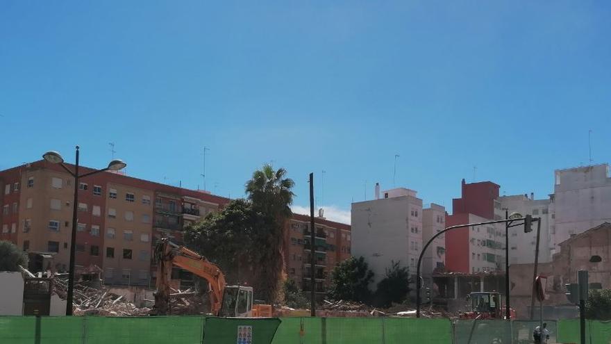 Panorámica del tapón de la avenida Constitución libre casi de edificios