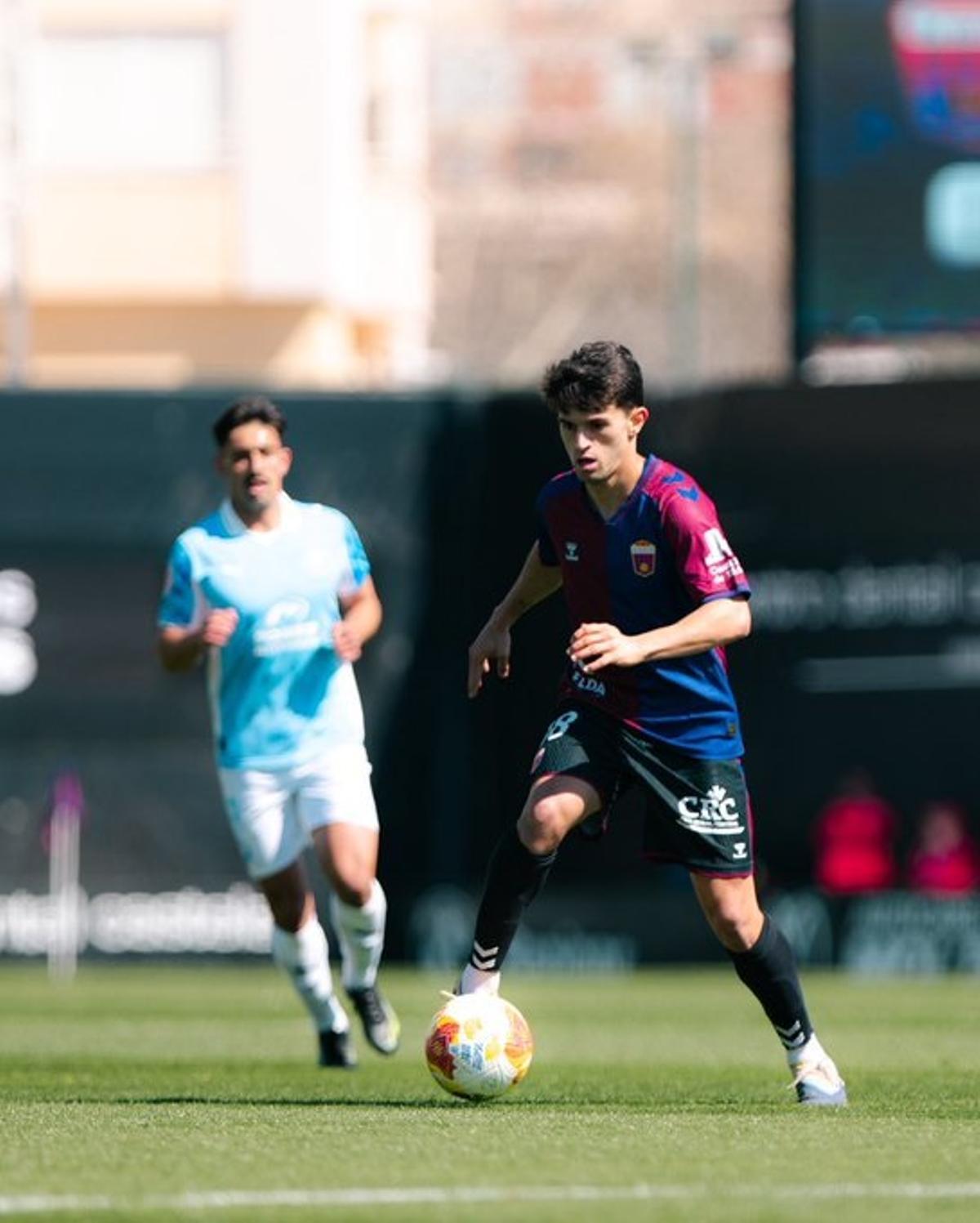 Guille Macho progresa con la pelota durante la victoria sobre la UD Ibiza.
