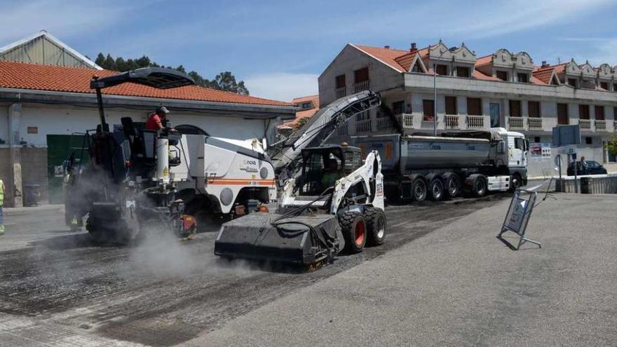 Las máquinas comenzaron a trabajar ayer en el paseo de O Cantiño de A Illa. // Noé Parga