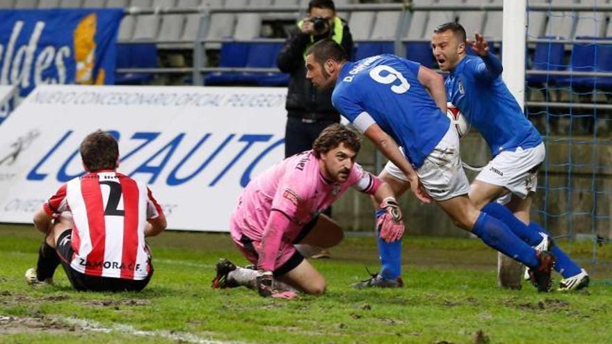 Cervero y Pepe Díaz celebran el segundo gol del Oviedo ante el Zamora, con el portero Sergio Sánchez y Dani Mateo, sentado a la izquierda.