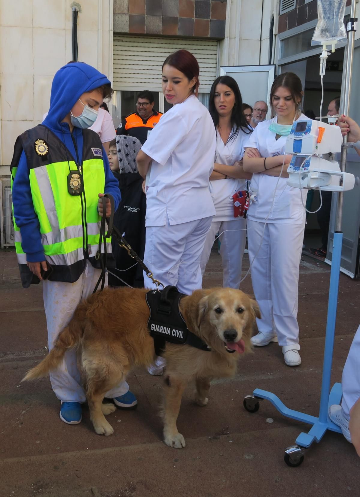 La asociación Sonrisas visita  a los niños hospitalizados en el Reina Sofía