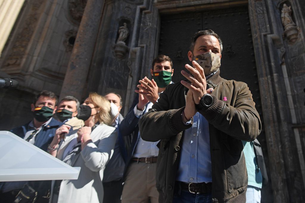 La plaza de la Catedral de Murcia se abarrota para recibir a Abascal