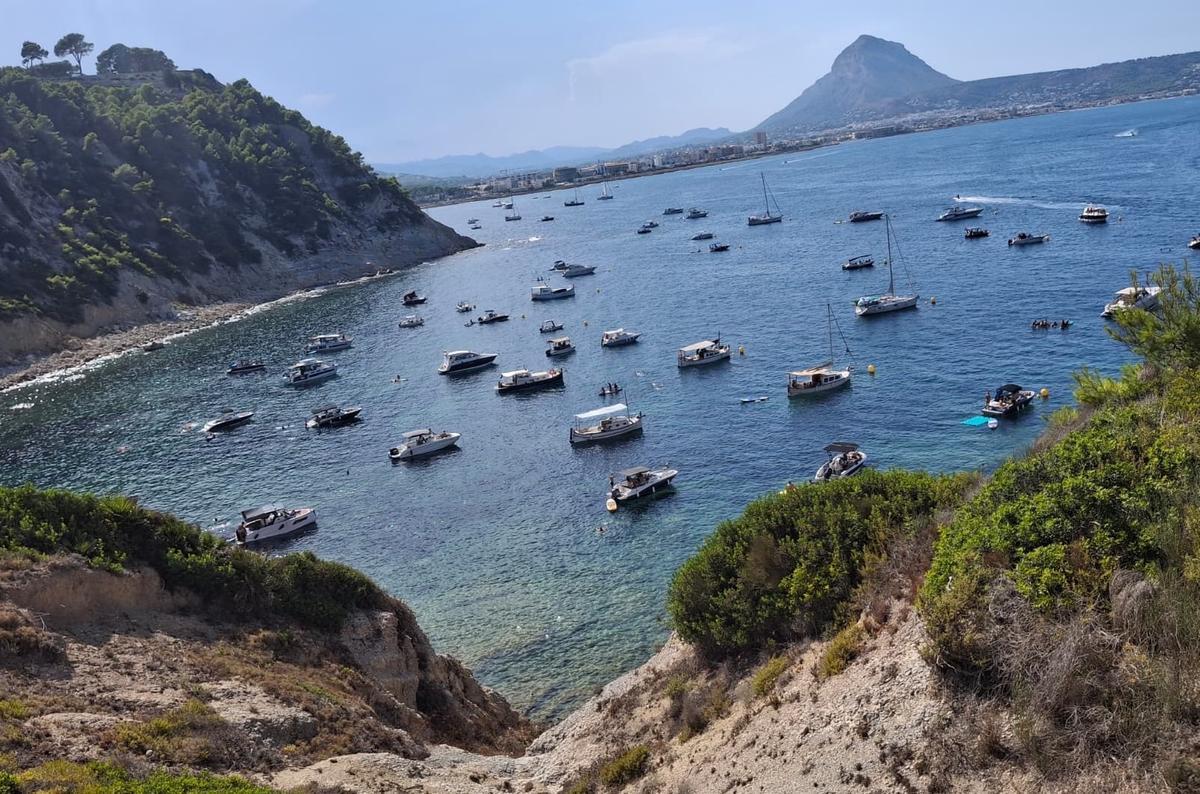 La imagen de ahora y de todos los veranos: la Sardinera, el patio de recreo de la náutica valenciana