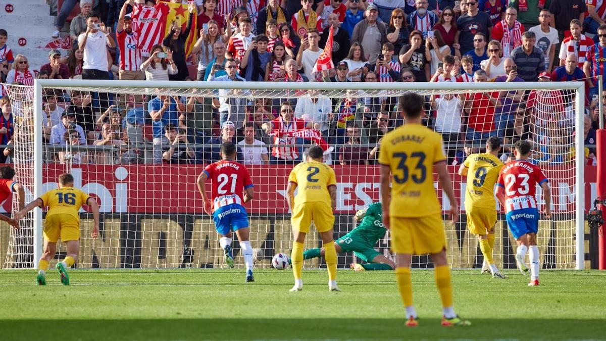 Lewandowski marcó de penalti al Girona