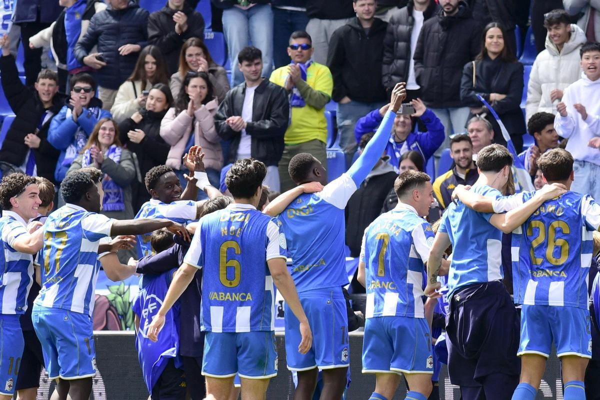Victoria del Fabril: jugadores y afición celebran el 3-0 en Riazor Victoria del Fabril: jugadores y afición celebran el 3-0 en Riazor