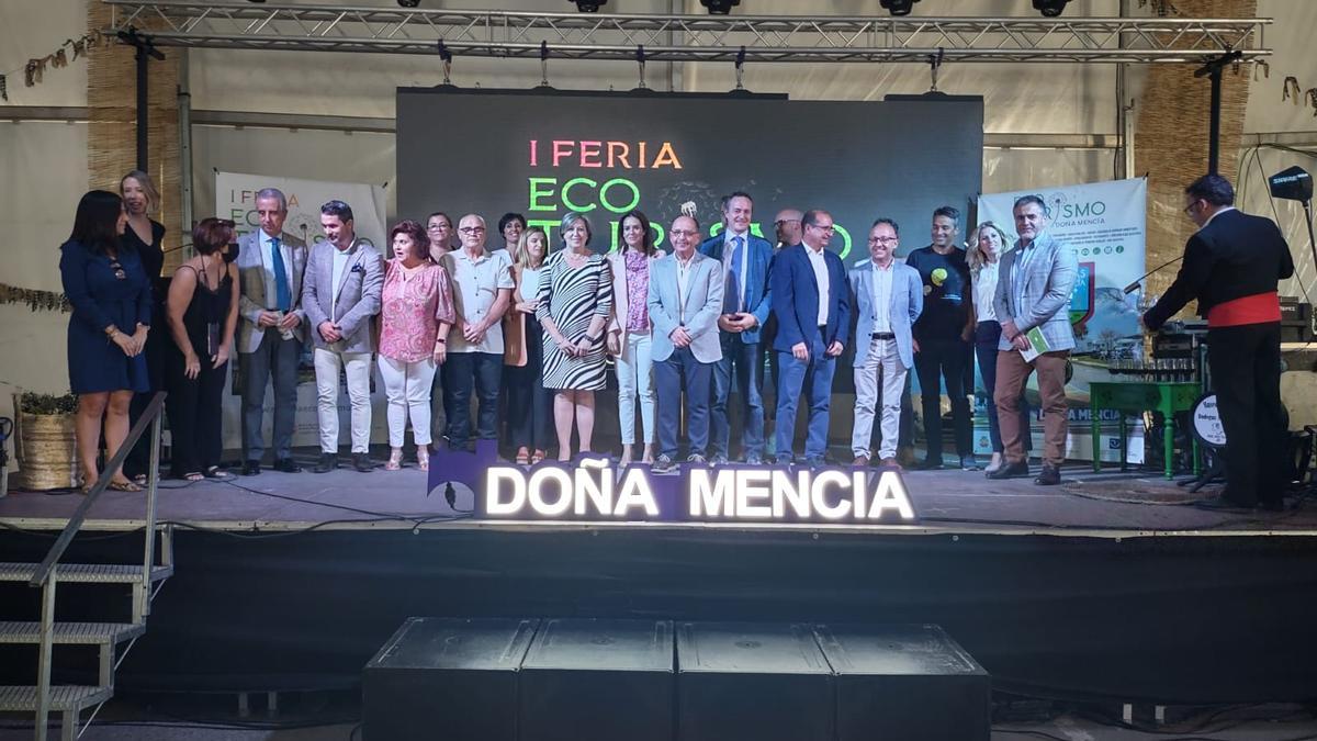 Foto de familia de autoridades y participantes en la inauguración de la feria.