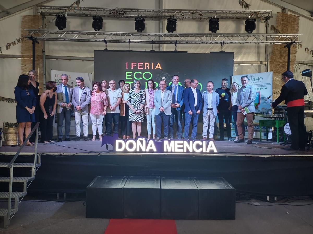 Foto de familia de autoridades y participantes en la inauguración de la feria.
