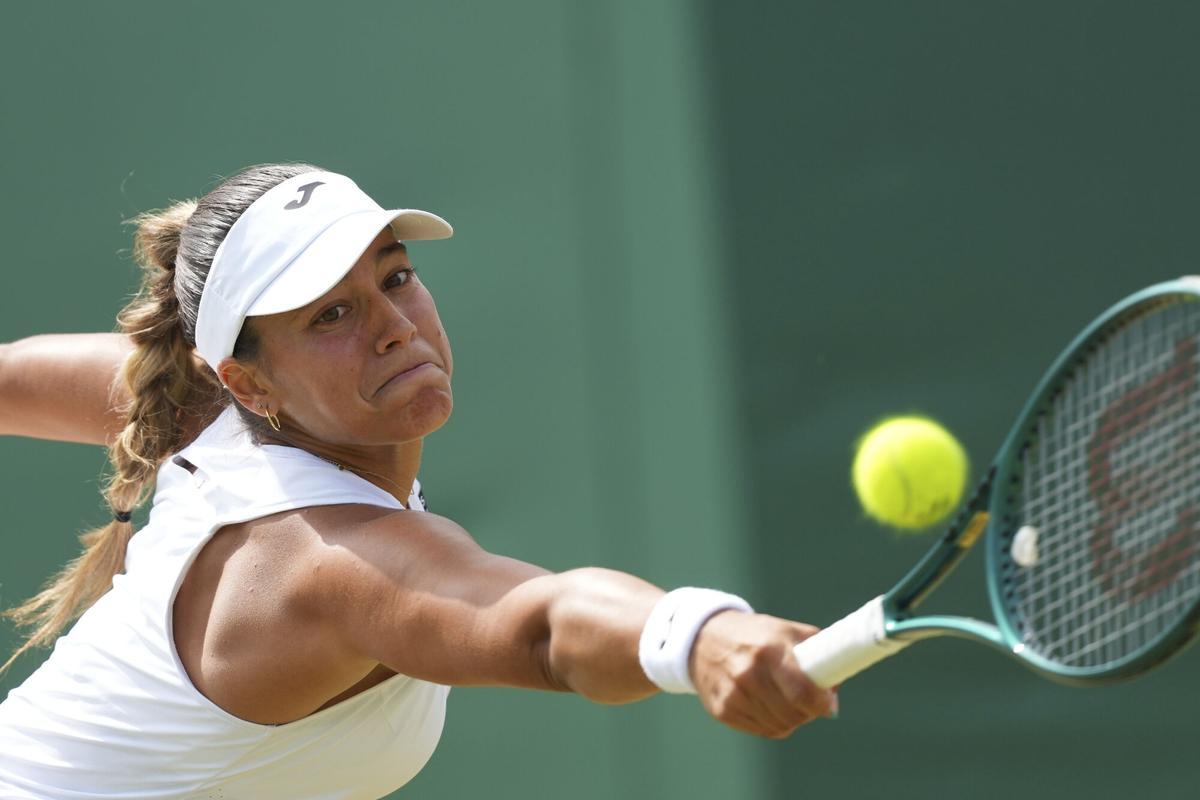 Jessica Bouzas Maneiro of Spain plays a return to Liudmilla Samsonova of Russia during their women's singles fourth round match at the Wimbledon Tennis Championships in London, Monday, July 7, 2025.(AP Photo/Joanna Chan) Associated Press / LaPresse Only italy and spain. EDITORIAL USE ONLY/ONLY ITALY AND SPAIN