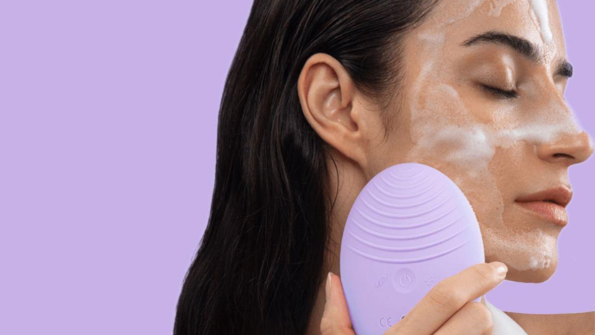 Elimina todos los restos de maquillaje con el viral limpiador de Foreo, ¡en oferta!