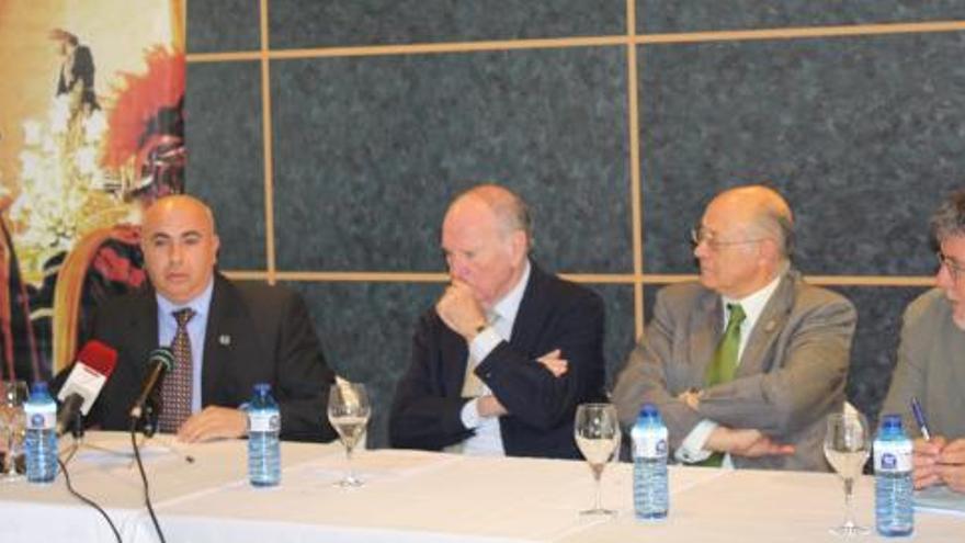 José Luis Pardos (centro), presentó la plataforma junto al alcalde de Cieza y otros representantes.